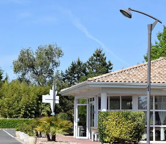 Montaigne מלון 2*