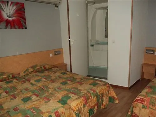 מלון Montaigne 2*